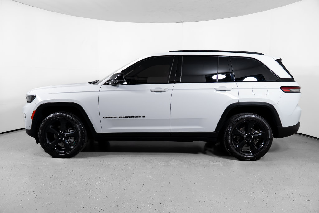 Used 2023 Jeep Grand Cherokee Limited w/ Luxury Tech Group II RWD image 13