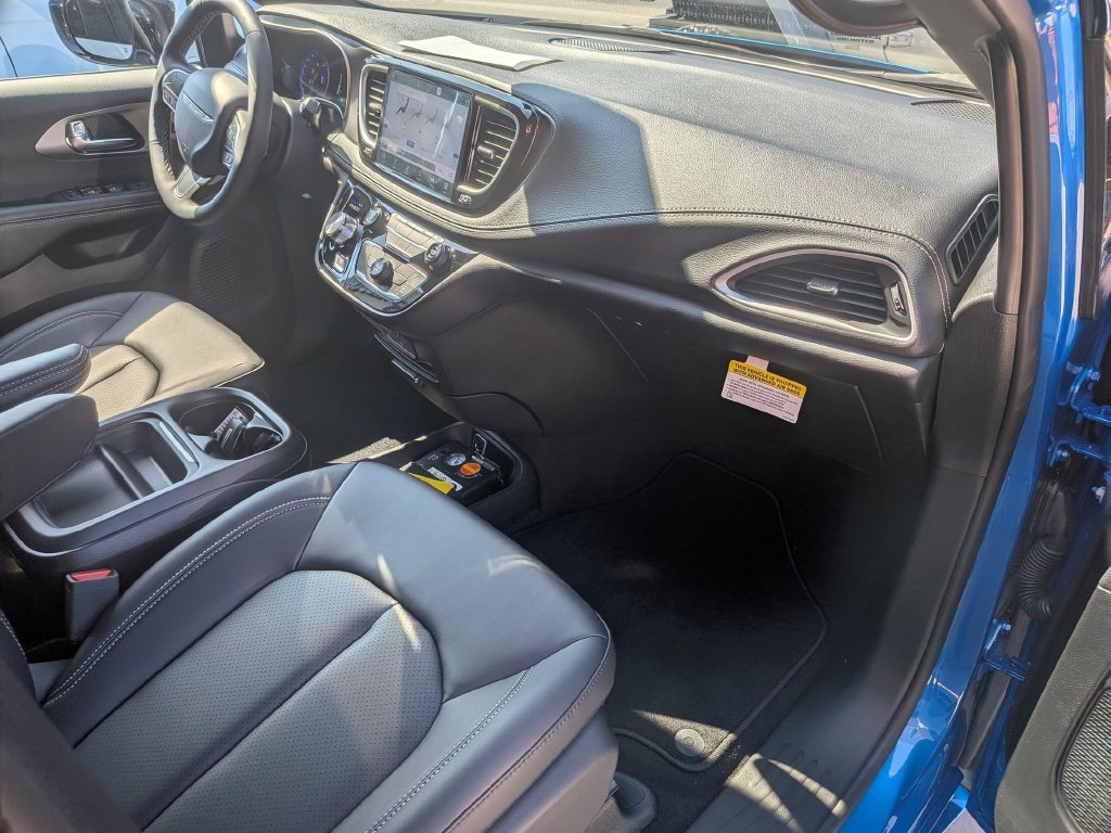 New 2027 Chrysler Pacifica Select FWD image 32