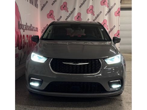 Used 2022 Chrysler Pacifica Touring-L w/ Uconnect Theater Family Group image 5