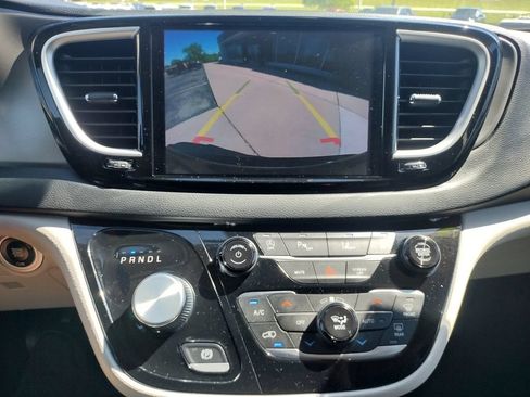Used 2023 Chrysler Pacifica Touring-L FWD image 4