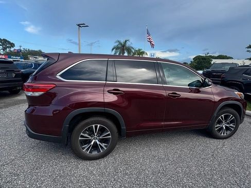 Used 2018 Toyota Highlander Plus w/ Carpet Mat Package (TMS) AWD/4WD image 5