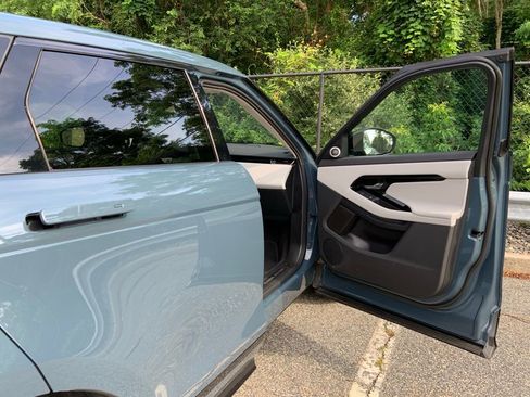 Used 2025 Land Rover Range Rover Evoque Dynamic SE image 17