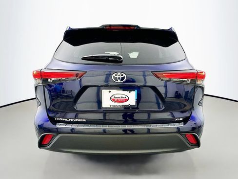 Used 2025 Toyota Highlander XLE FWD image 6
