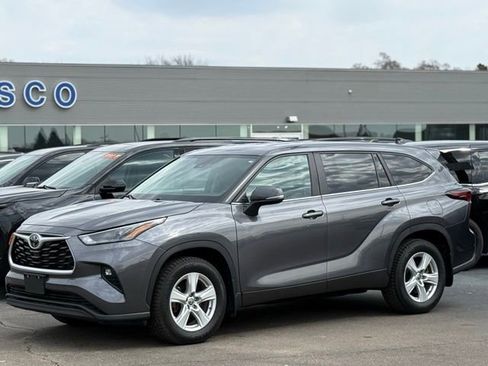Used 2024 Toyota Highlander LE image 34