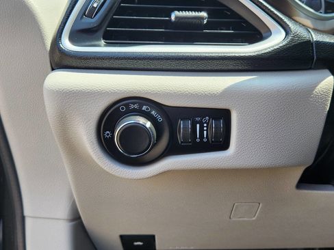 Used 2020 Chrysler Voyager Lxi image 22