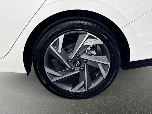 Certified 2025 Hyundai Elantra Limited image 30