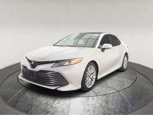 Used 2020 Toyota Camry XLE image 3