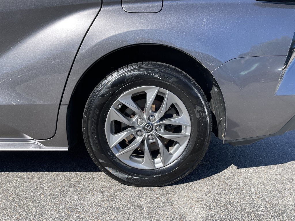 Certified 2024 Toyota Sienna LE AWD/4WD image 10