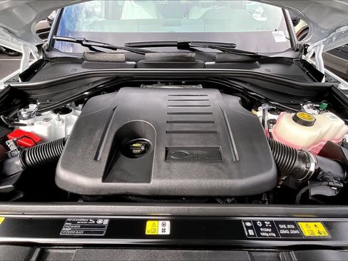 Used 2025 Land Rover Range Rover Sport SE image 12