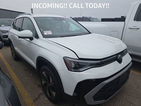 Used 2025 Volkswagen Taos SE AWD/4WD image 1