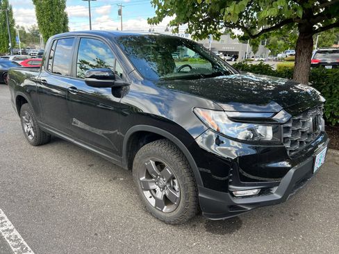 Used 2025 Honda Ridgeline TrailSport image 3