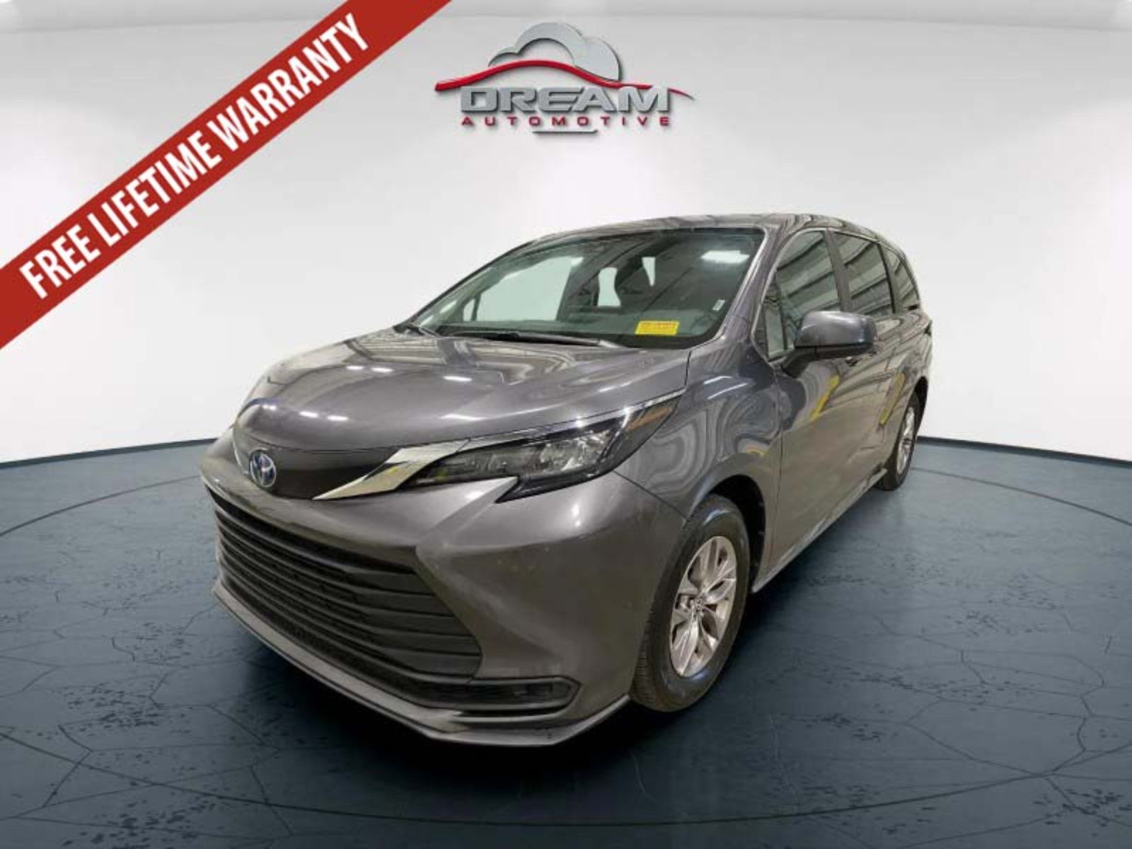 Used 2025 Toyota Sienna LE FWD image 4