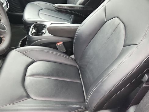 Used 2025 Chrysler Pacifica Select FWD image 9