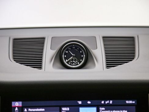 Certified 2023 Porsche Macan AWD/4WD image 18