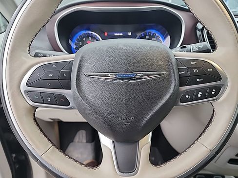 Used 2020 Chrysler Pacifica Limited w/ Tire & Wheel Group image 5