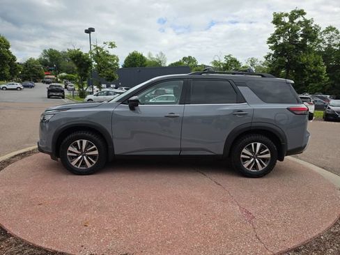 Used 2024 Nissan Pathfinder SL AWD/4WD image 2