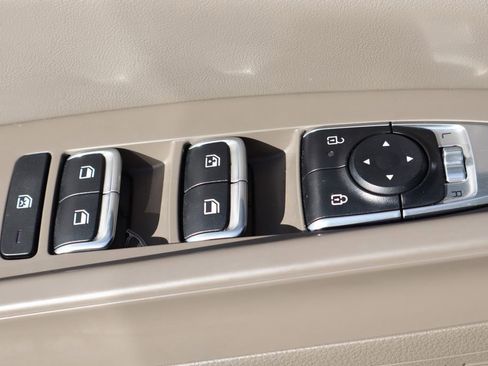Used 2025 Kia Carnival FWD image 17