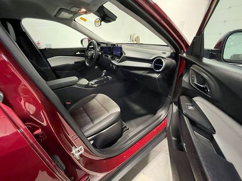 Used 2025 Chevrolet Trax LT FWD image 24