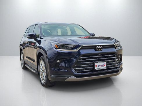 Used 2025 Toyota Grand Highlander AWD image 3