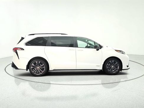 Used 2021 Toyota Sienna XSE FWD image 8