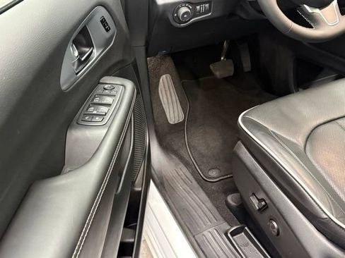 Used 2026 Chrysler Pacifica Limited FWD image 13