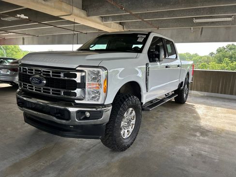 Used 2023 Ford F250 XLT w/ FX4 Off-Road Package AWD/4WD image 4