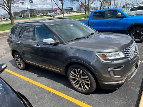 Used 2018 Ford Explorer Platinum image 2
