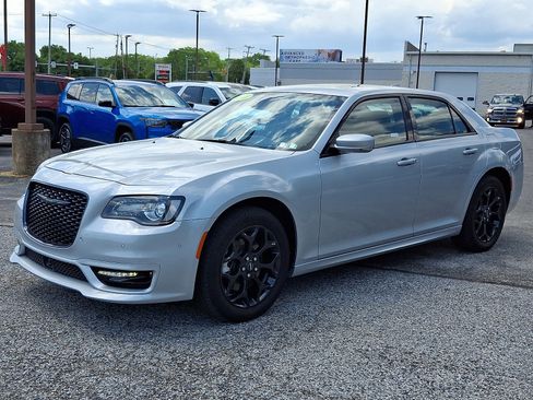 Used 2023 Chrysler 300 Touring L w/ Popular Equipment Group AWD/4WD image 4