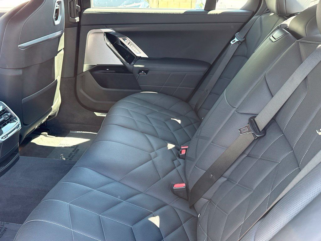 Used 2026 BMW 750e xDrive AWD/4WD image 31