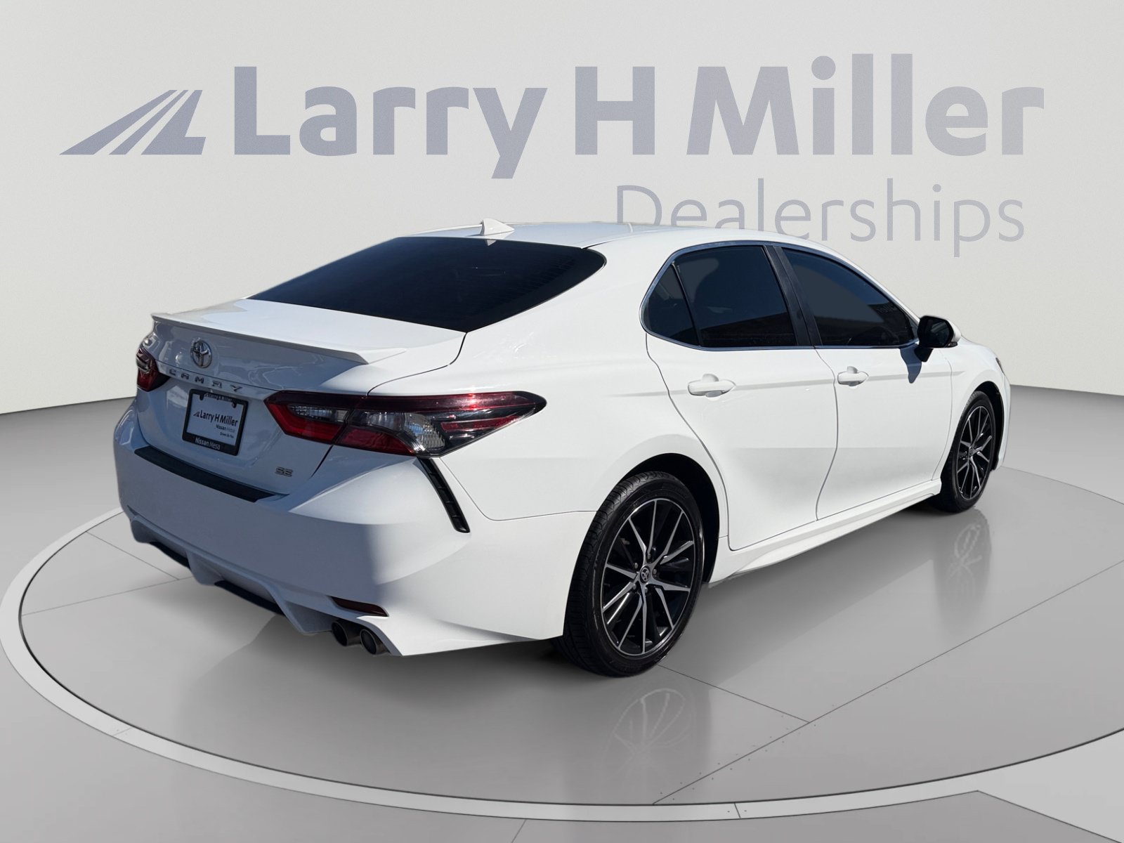 Used 2021 Toyota Camry SE w/ Convenience Package FWD image 5