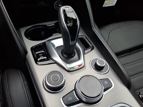 Used 2024 Alfa Romeo Giulia Veloce AWD/4WD image 9