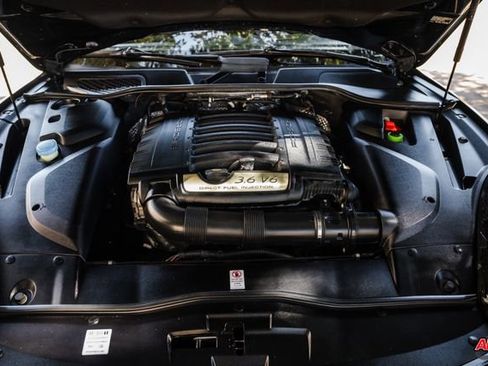 Used 2018 Porsche Cayenne Platinum Edition image 28