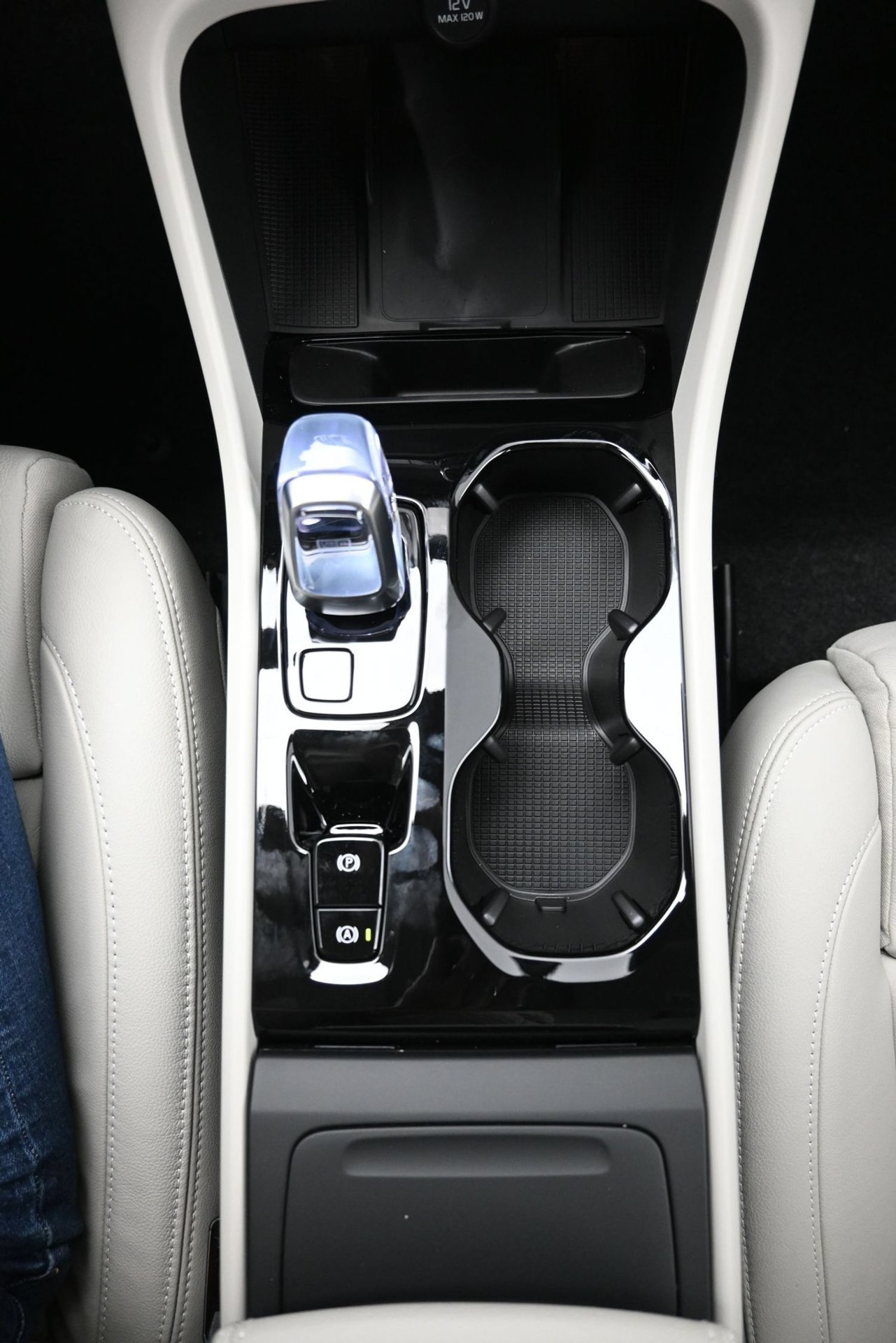 New 2026 Volvo XC40 B4 Plus w/ Protection Package Premier FWD image 11