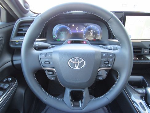 Used 2026 Toyota Crown Platinum image 17