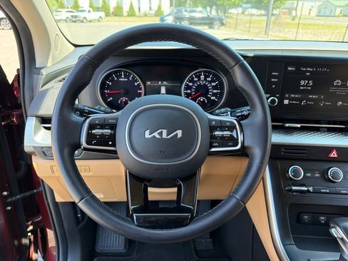Used 2024 Kia Carnival LX FWD image 16