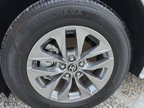 Certified 2025 Toyota Sienna XLE image 10