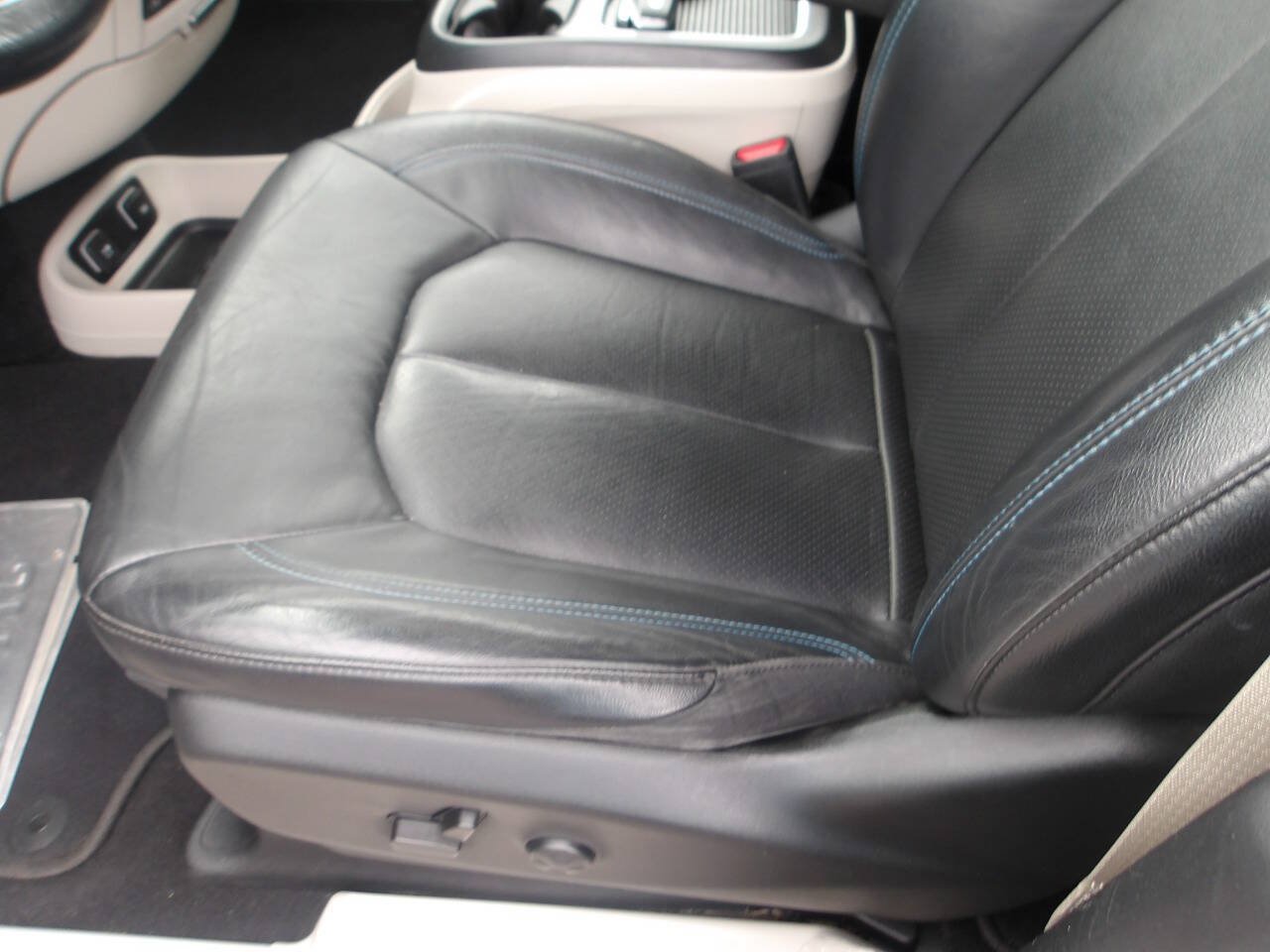 Used 2021 Chrysler Pacifica Touring-L w/ Uconnect Theater Family Group AWD/4WD image 11
