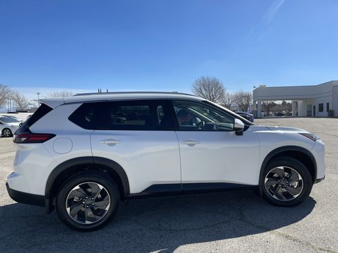 Used 2024 Nissan Rogue SV w/ SV Premium Package image 6