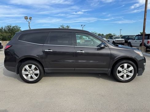 Used 2017 Chevrolet Traverse LT w/ Style and Technology Package FWD image 2