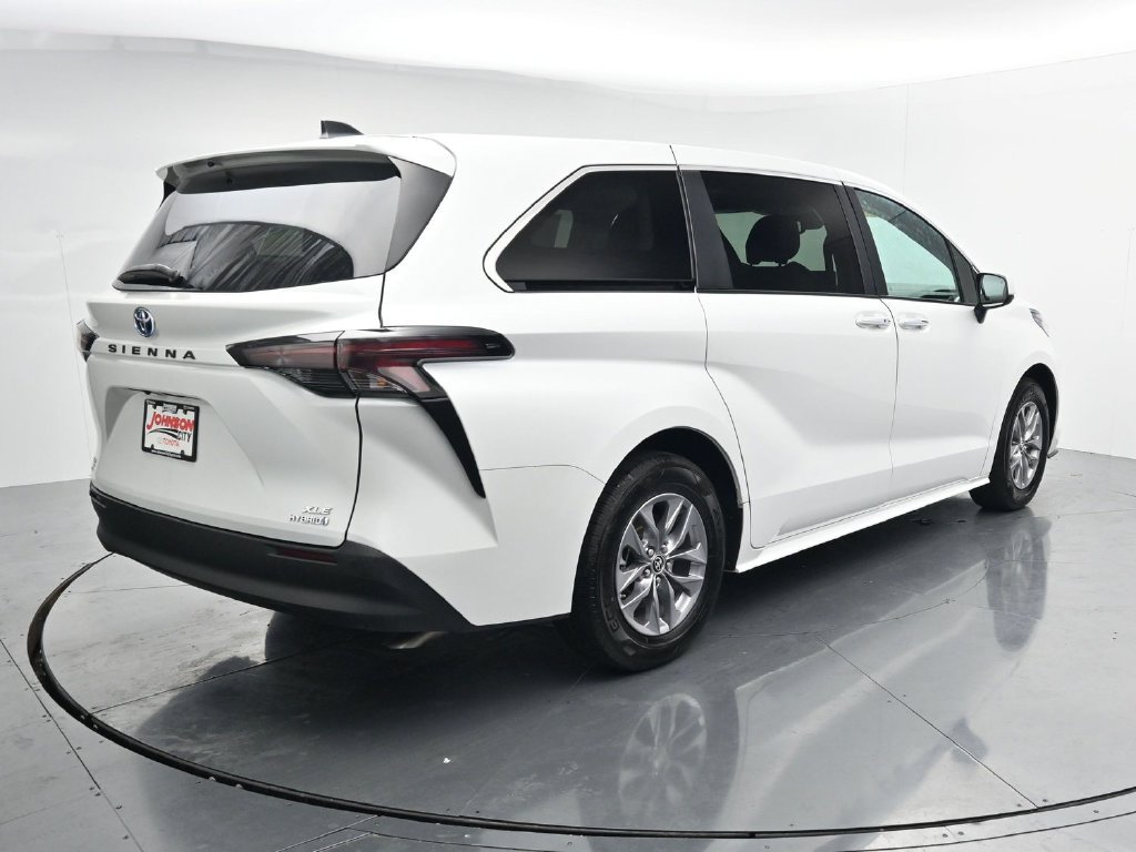Used 2024 Toyota Sienna XLE FWD image 7