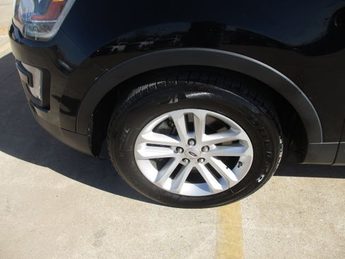 Used 2016 Ford Explorer XLT w/ Equipment Group 202A image 3