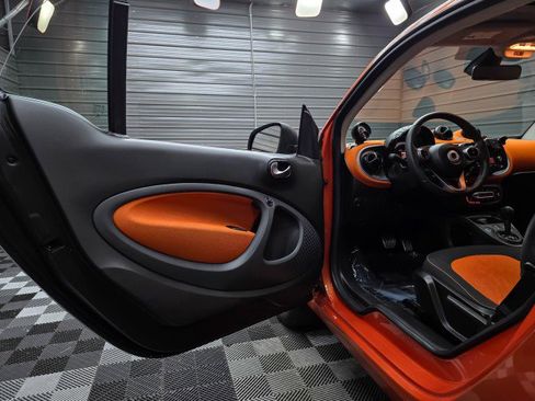 Used 2016 smart fortwo passion RWD image 26