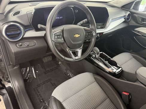 Used 2025 Chevrolet Trax LT w/ LT Convenience Package FWD image 15