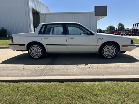 Used 1987 Oldsmobile Cutlass Ciera Sedan FWD image 10