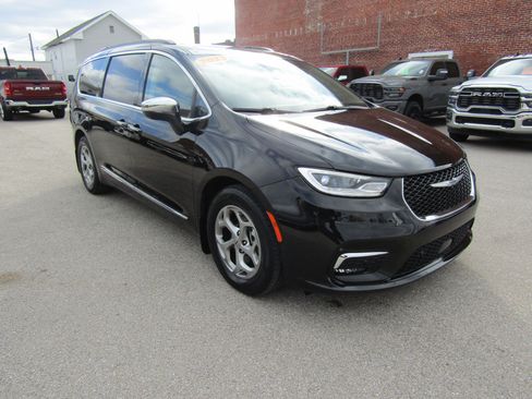 Used 2023 Chrysler Pacifica Limited image 1