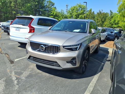 Used 2024 Volvo XC40 B5 Plus w/ Protection Package Premier AWD/4WD image 4
