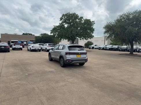 Used 2025 Volkswagen Taos SE image 16