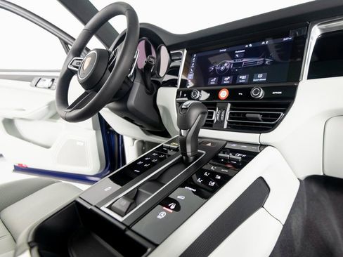 New 2026 Porsche Macan image 32