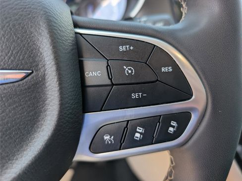 Used 2024 Chrysler Pacifica Touring-L FWD image 23