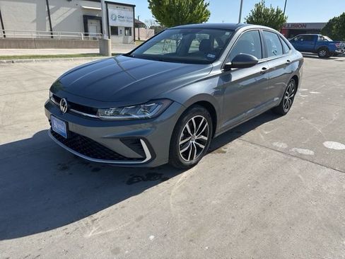 Used 2025 Volkswagen Jetta SE FWD image 4